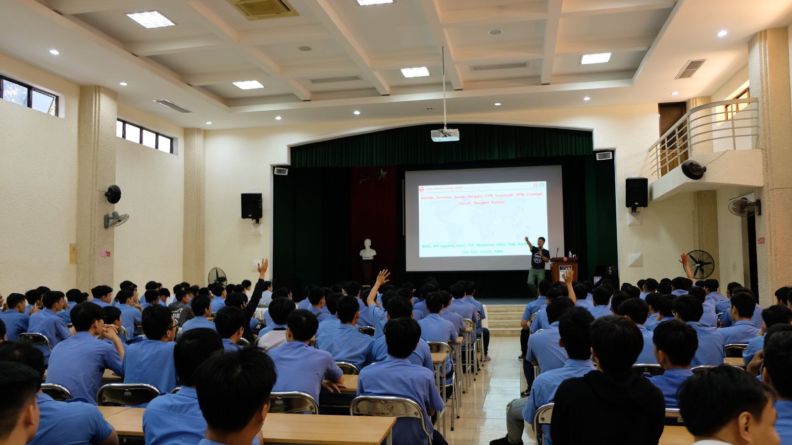 Phần thuyết trình của anh Nguyễn Thành Phương - Trưởng phòng kinh doanh Bugi NGk Việt Nam