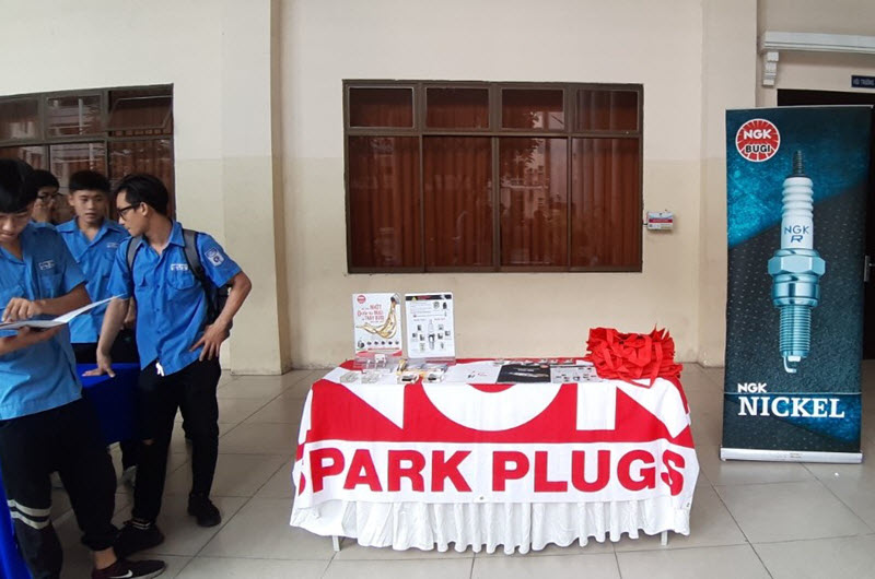 Bugi NGK tổ chức hội thảo kỹ thuật tại Trường Cao Thắng