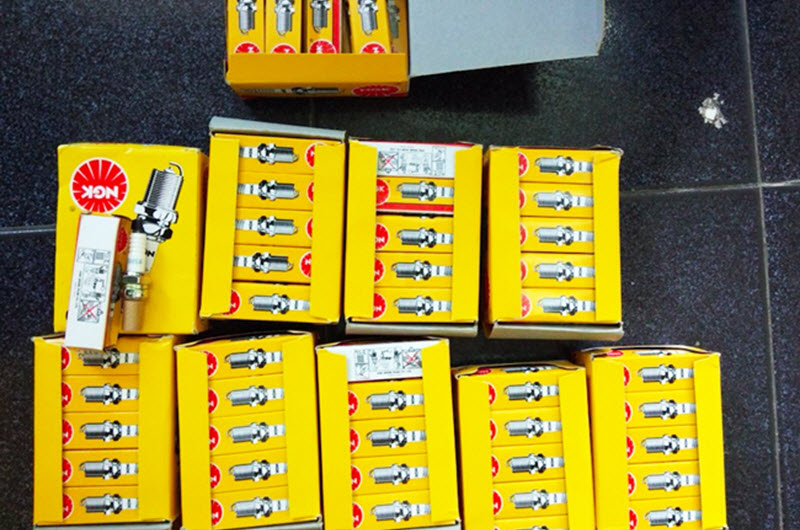 Triệt phá nhiều điểm bán phụ tùng xe máy giả nhãn hiệu NGK