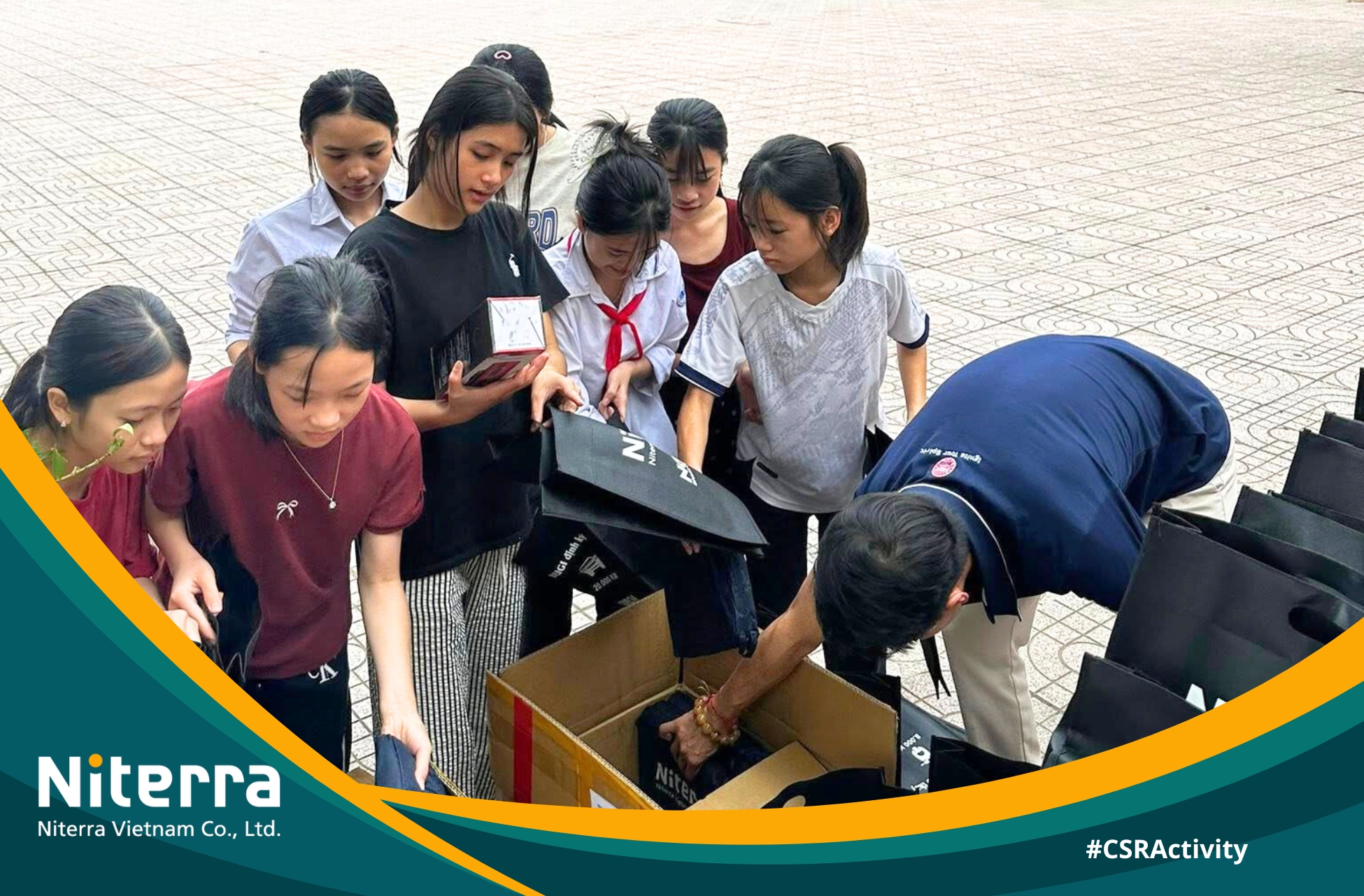 Đoàn thiện nguyện của Niterra Việt Nam chuyển quà đến trường trong ngày Tổng kết năm học