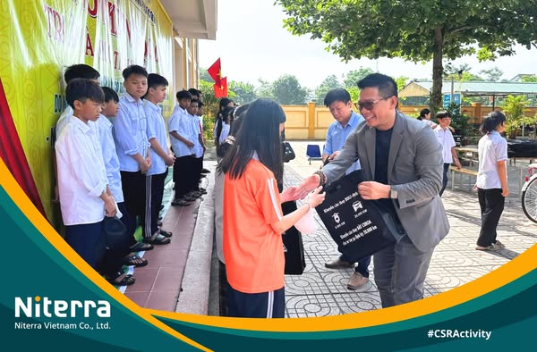 Ông Trần Thanh Kha đại diện Công ty Niterra Việt Nam trao phần thưởng cho học sinh